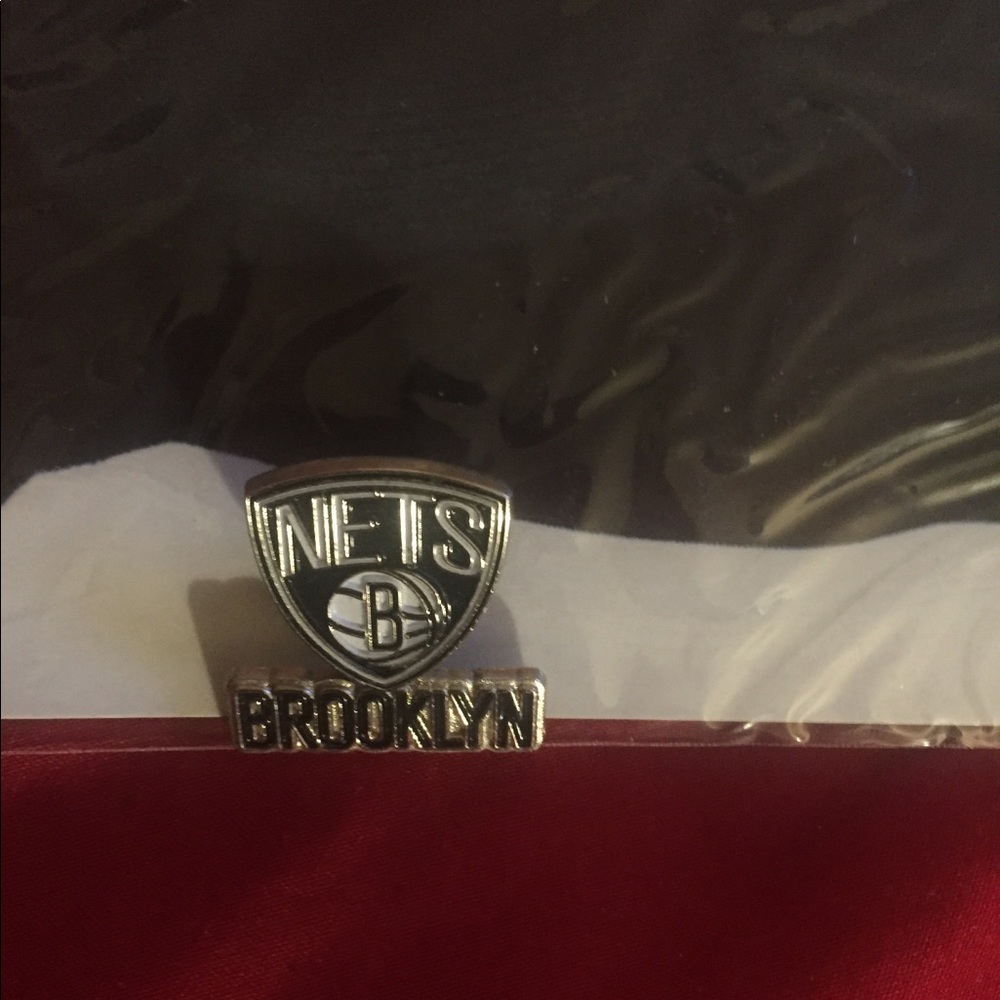 (BRANDNEW) authentic Brooklyn nets pin